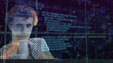 Simgeler ve veri işleme ile dijital arayüzün animasyonu. Veri işlemeye karşı elleri çenesinde olan adam üzerindeki bağlantılar ağı