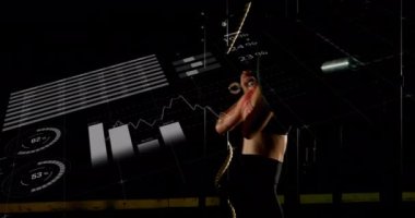 Dürbünlerle dijital arayüzün animasyonu taraması ve kadınların egzersiz yapması, ağırlık kaldırması üzerine veri işlemesi. Dijital olarak oluşturulan küresel bilgisayar ağı teknolojisi kavramı.