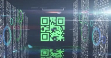 Siyah zemin üzerinde mavi ve yeşil neon elementler ve bilgisayar devre kartlarıyla parlayan QR kodlarının animasyonu. Dijital olarak oluşturulmuş küresel çevrimiçi güvenlik veri teknolojisi kavramı.