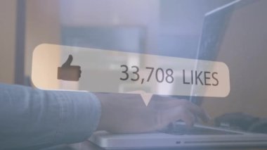 Dijital arayüzün animasyonu, beyaz konuşma balonunda, dizüstü bilgisayarda yazan adam üzerinde artan sayılarla birlikte olumlu sonuç veriyor. Dijital olarak oluşturulan küresel sosyal medya ağı.