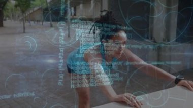 Dürbünlerle dijital arayüzün animasyonu taraması ve kadınların egzersiz yapması, gerilmesi üzerine veri işlemesi. Dijital olarak oluşturulan küresel bilgisayar ağı teknolojisi kavramı.