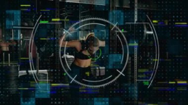 Dürbünlerle dijital arayüz animasyonu taraması ve kadınların egzersiz yapmaları, ağırlık kaldırmalarıyla ilgili veri işlemesi. Dijital olarak oluşturulan küresel bilgisayar ağı teknolojisi kavramı.