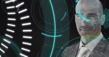 Simgeler ve veri işleme ile dijital arayüzün animasyonu. Gülümseyen adama karşı dürbün üzerinden 5G metin