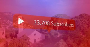 Sayısal arayüz abonelerinin animasyonu peyzaj üzerindeki kırmızı konuşma baloncuğunda artan sayılarla birlikte metinler. Dijital olarak oluşturulan küresel sosyal medya ağı.