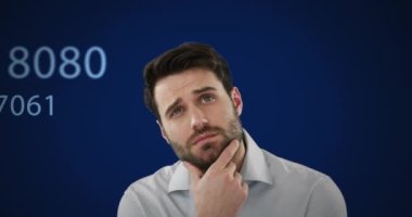 Mavi arka planda kafası karışmış adama karşı birden fazla sayı değişiyor. Dijital olarak oluşturulan küresel bilgisayar ağı teknolojisi kavramı.