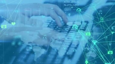 Bilgisayar klavyesinde yazan adam üzerinde bağlantı ağı ve simgelerle dijital arayüzün animasyonu. Dijital olarak oluşturulan küresel bilgisayar ağı teknolojisi kavramı.