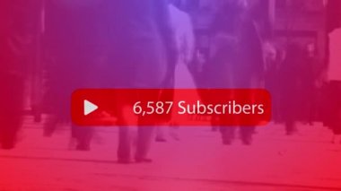 Dijital arayüz abonelerinin animasyonu, arka planda yürüyen insanlar üzerinde kırmızı konuşma baloncuğunda artan rakamlar içeren metin. Dijital olarak oluşturulan küresel sosyal medya ağı.