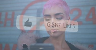 Dijital arayüz animasyonu, akıllı telefon kullanan bir kadın üzerinde beyaz konuşma baloncuğunda artan sayılarla birlikte olumlu sonuç veriyor. Dijital olarak oluşturulan küresel sosyal medya ağı.