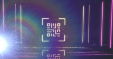 Siyah arkaplanda pembe-sarı neon elementlerle parlayan QR kodunun animasyonu. Dijital olarak oluşturulmuş küresel çevrimiçi güvenlik veri teknolojisi kavramı.