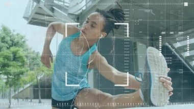 Dürbünlerle dijital arayüzün animasyonu taraması ve kadınların egzersiz yapması, gerilmesi üzerine veri işlemesi. Dijital olarak oluşturulan küresel bilgisayar ağı teknolojisi kavramı.