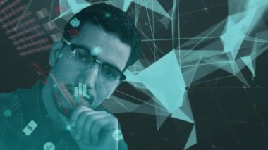 Simgeler ve veri işleme ile dijital arayüzün animasyonu. Plexus ağlarına karşı elleri çenesinde adam üzerinde istatistiksel veri işleme