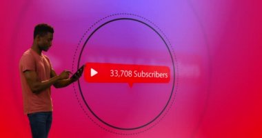 Dijital tablet kullanan adamın üzerindeki kırmızı konuşma balonunda artan rakamlar bulunan dijital arayüz abonelerinin animasyonu. Dijital olarak oluşturulan küresel sosyal medya ağı.