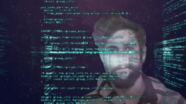 Arka planda uzaya karşı insan üzerinde veri işleme. Dijital olarak oluşturulan küresel bilgisayar ağı teknolojisi kavramı.