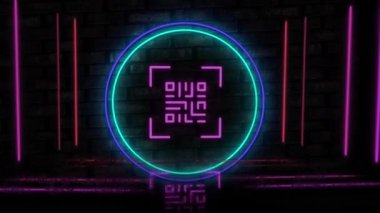 Siyah arkaplanda pembe, mavi ve yeşil halka elementleriyle parlayan QR kodunun animasyonu. Dijital olarak oluşturulmuş küresel çevrimiçi güvenlik veri teknolojisi kavramı.