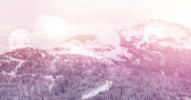 Işık noktaları dağları ve karla kaplı köknar ağaçları olan kış manzarasının animasyonu. Dijital ortamda oluşturulan noel kutlaması.