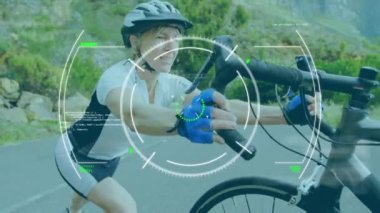 Dürbünlerle dijital arayüzün animasyonu taraması ve egzersiz yapan, bisikletiyle gerinen kadının veri işlemesi. Dijital olarak oluşturulan küresel bilgisayar ağı teknolojisi kavramı.
