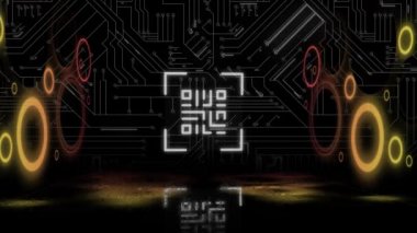 QR kodu, bilgisayar devresi ve siyah arkaplanda yanıp sönen neon halkalar ile dijital arayüzün animasyonu. Dijital olarak oluşturulan küresel bilgisayar ağı teknolojisi kavramı.