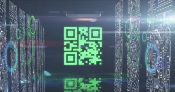 빛나는 코드의 애니메이션으로 파란색 요소와 배경의 컴퓨터 기판이 글로벌 온라인 — 비디오