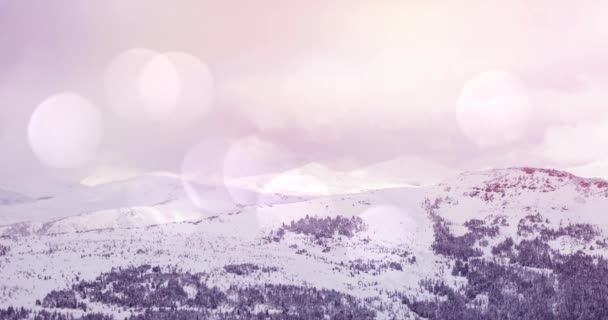 Animation Vinterlandskap Med Ljusa Fläckar Berg Och Granar Täckta Snö — Stockvideo