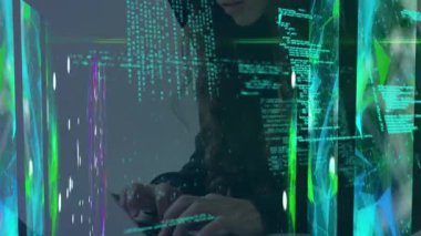 Beyaz kapüşonlu ve dizüstü bilgisayar kullanan beyaz bir kadın hacker üzerinde renkli nesneler gösteren mavi veri işleme animasyonu. Dijital bileşik video