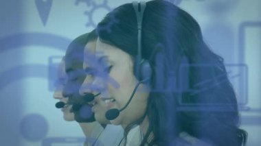Çok ırklı bir çağrı merkezi çalışanının telefonlarıyla konuşan ve kulaklık takan mor sosyal simgelerin animasyonu. Dijital bileşik video