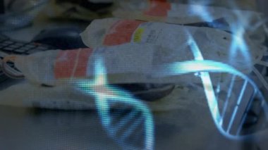 Laboratuvarda kan torbalarını kontrol eden bir bilim adamına karşı hareket eden dijital olarak üretilen mavi DNA iplikleri. Bilim, tıp ve dijital kompozit konsepti.