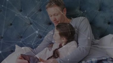 Dijital tablet kullanılarak baba ve kız üzerindeki bağlantı ağlarıyla dijital arayüzün animasyonu. Dijital olarak oluşturulan küresel bilgisayar ağı teknolojisi kavramı.