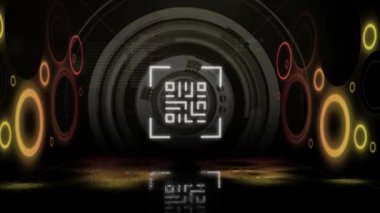 Siyah zemin üzerinde kırmızı ve sarı daireler çizen parlak QR kodlarının animasyonu. Dijital olarak oluşturulmuş küresel çevrimiçi güvenlik veri teknolojisi kavramı.