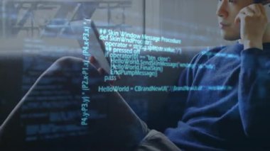 Elektronik cihazlar kullanarak insan üzerinde veri işleme ile dijital arayüzün animasyonu. Dijital olarak oluşturulan küresel bilgisayar ağı teknolojisi kavramı.