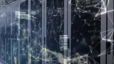 Veri işleme animasyonu ve bağlantı ağlarını gösteren ekranlardan oluşan bir odanın üzerindeki beyaz bağlantı ağı. Dijital bileşik video