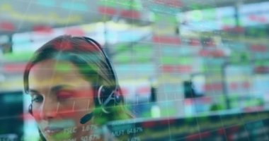 Telefonda konuşan, kulaklık takan çok ırklı bir çağrı merkezi çalışanının şebekesinde ortaya çıkan grafiklerin ve istatistiklerin animasyonu. Dijital bileşim videosu