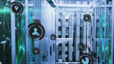 İçinde sosyal simgeler olan siyah dairelerin animasyonu, renkli bağlantı ağlarını gösteren ekranlarla bir sunucu odasında yüzüyor. Dijital bileşik video