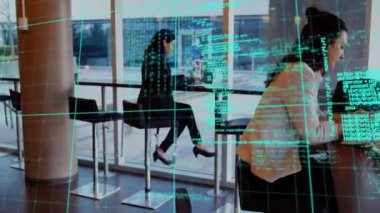 Kafede akıllı telefon kullanan kadınlar üzerindeki şebeke ve veri işleme ile dijital arayüzün animasyonu. Dijital olarak oluşturulan küresel bilgisayar ağı teknolojisi kavramı.