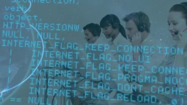 Çok ırklı çağrı merkezi çalışanlarından oluşan bir grubun telefonlarıyla konuşan, kulaklık takan ve kameraya gülümseyen bir küre ile mavi veri işleme animasyonu. Dijital bileşik video