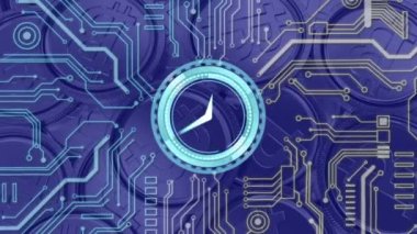 Parlayan saatin dijital animasyonu ve mikro işlemci bağlantıları arka plandaki bitcoin 'lere karşı. küresel ekonomi ve finans kavramı.