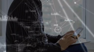 Akıllı telefon ve dijital tablet kullanan insan üzerindeki simgelerle ve bağlantı ağıyla dijital arayüzün animasyonu. Dijital olarak oluşturulan küresel bilgisayar ağı teknolojisi kavramı.