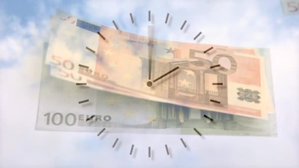 空に雲に対して浮かんでいるユーロ紙幣の上に時計のデジタルアニメーション 世界経済と金融の概念は — ストック動画