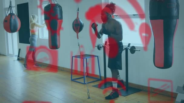 ジムで男性ボクサーボクシング以上の赤いアイコンとデジタルインターフェイスのアニメーション グローバルコンピュータネットワーク技術の概念デジタル生成された画像 — ストック動画