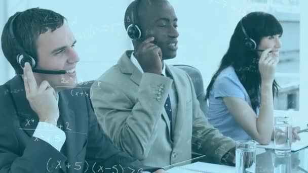 Animação Equações Matemáticas Flutuando Sobre Grupo Multi Étnico Trabalhadores Call — Vídeo de Stock