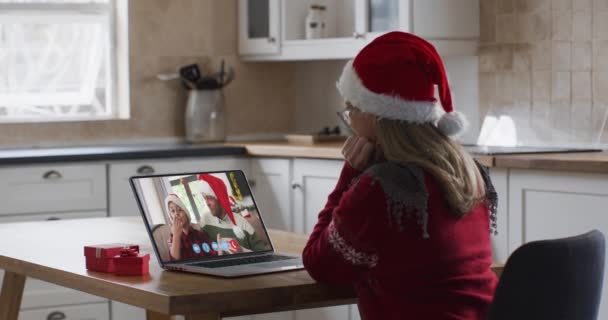 Beyaz Kadın Evde Noel Baba Şapkası Takarak Mutfakta Oturup Arkadaşlarıyla — Stok video