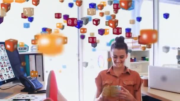 Animacja Interfejsu Cyfrowego Ikonami Spadającymi Szczęśliwą Kobietę Pomocą Smartfona Koncepcja — Wideo stockowe