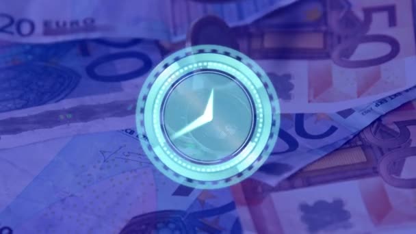 Digitální Animace Zářících Hodin Tikajících Proti Centům Padajícím Eurobankovky Globální — Stock video