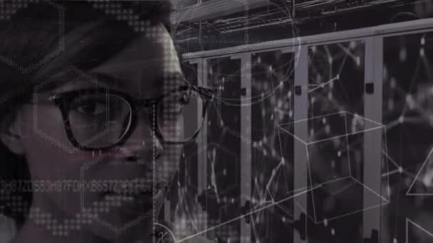 Animacja Portretu Kobiety Serwerami Komputerowymi Pomieszczeniu Technicznym Przetwarzanie Danych Naukowych — Wideo stockowe