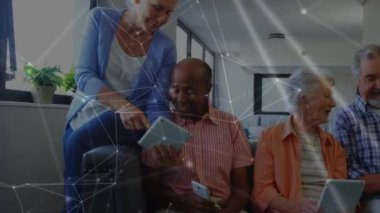Elektronik cihazlar kullanan yaşlı insanlar üzerinden dijital bağlantı ağının animasyonu. Dijital olarak oluşturulan küresel bilgisayar ağı teknolojisi kavramı.