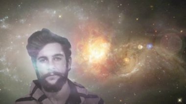 Evrenin, yıldızların ve arka planda parlayan turuncu bulutların olduğu bir insan portresi. Küresel ağ bağlantıları konsepti dijital bileşik.