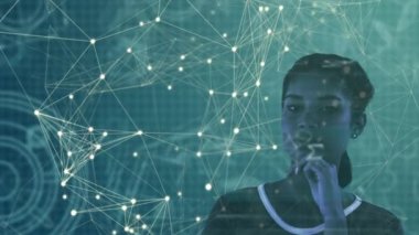 Arka planda ağ üzerinde hareket eden karışık ırktan kadın portresinin animasyonu. Küresel ağ bağlantıları konsepti dijital bileşik.