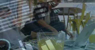 Veri işleme ile dijital arayüzün animasyonu ve elektronik cihazlar kullanan meslektaşlarla ilgili istatistikler. Dijital olarak oluşturulan küresel bilgisayar ağı teknolojisi kavramı.