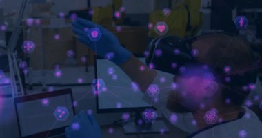 İkonlarla dijital arayüzün animasyonu ve VR kulaklık takan erkek bilim adamlarıyla bağlantı ağı. Dijital olarak oluşturulan küresel bilgisayar ağı teknolojisi kavramı.