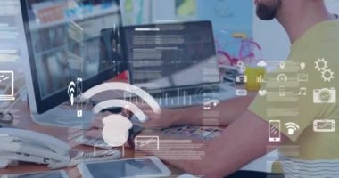 Bilgisayarla çalışan ve akıllı telefon kullanan adamın üzerindeki simgelerle ve veri işlemcilerle dijital arayüzün animasyonu. Dijital olarak oluşturulan küresel bilgisayar ağı teknolojisi kavramı.