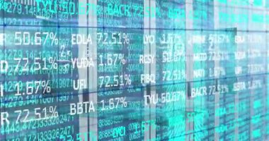 Sayılar ve veri işleme çizgilerini gösteren ekranlardan oluşan bir odada veri işleme animasyonu. Dijital bileşik video